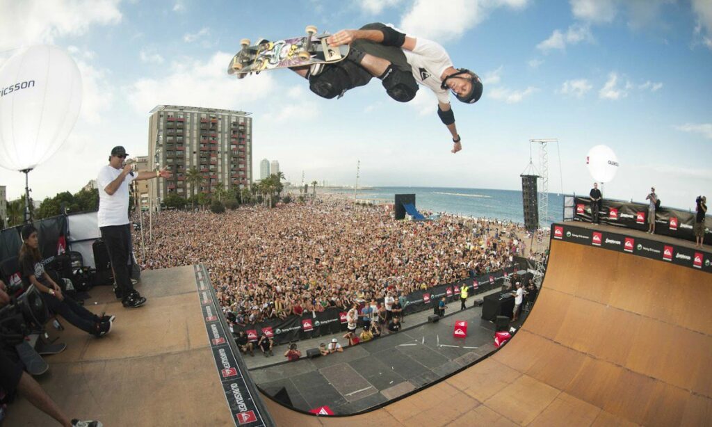 Tony Hawk’s 900 Skateboard Sells for $1.15 Million at Auction 1 Tony Hawk’s 900 Skateboard Sells for $1.15 Million at Auction